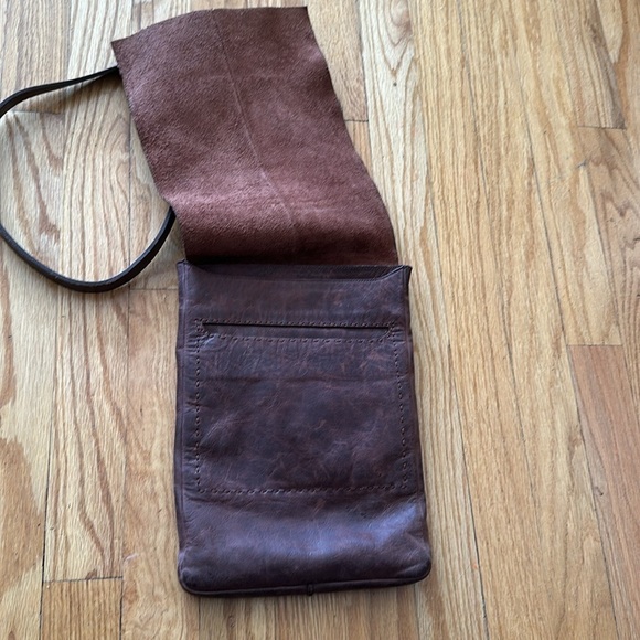 Johnny Farah brown leather cross body bag, flap closure and zippered pockets EUC - Picture 2 of 6